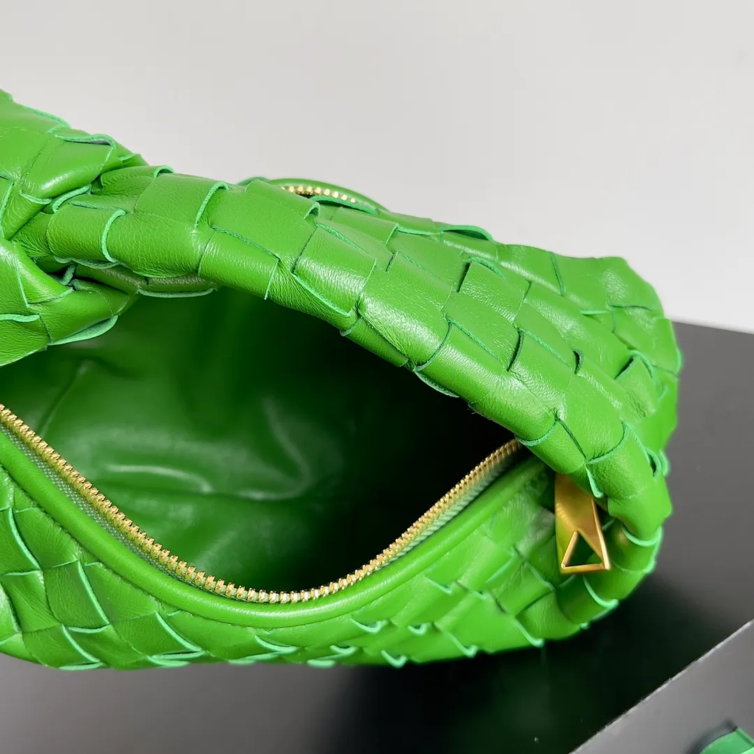 Batch 1120 Bottega veneta͙.——- The latest woven knotted hobo🔥 The top-grade lambskin leather is very soft, the bag shape is unique, practical and durable. It retains the traditional woven elements while being a little more flamboyant ~ Made of hand-woven sheepskin, zipper opening and closing, curved seamless structure, effortless to match. Highly recommended⚠️⚠️⚠️ The most high-end in the market🌈 Welcome to compare [Factory complete package] size: 23x15x5cm.   Model: 651876